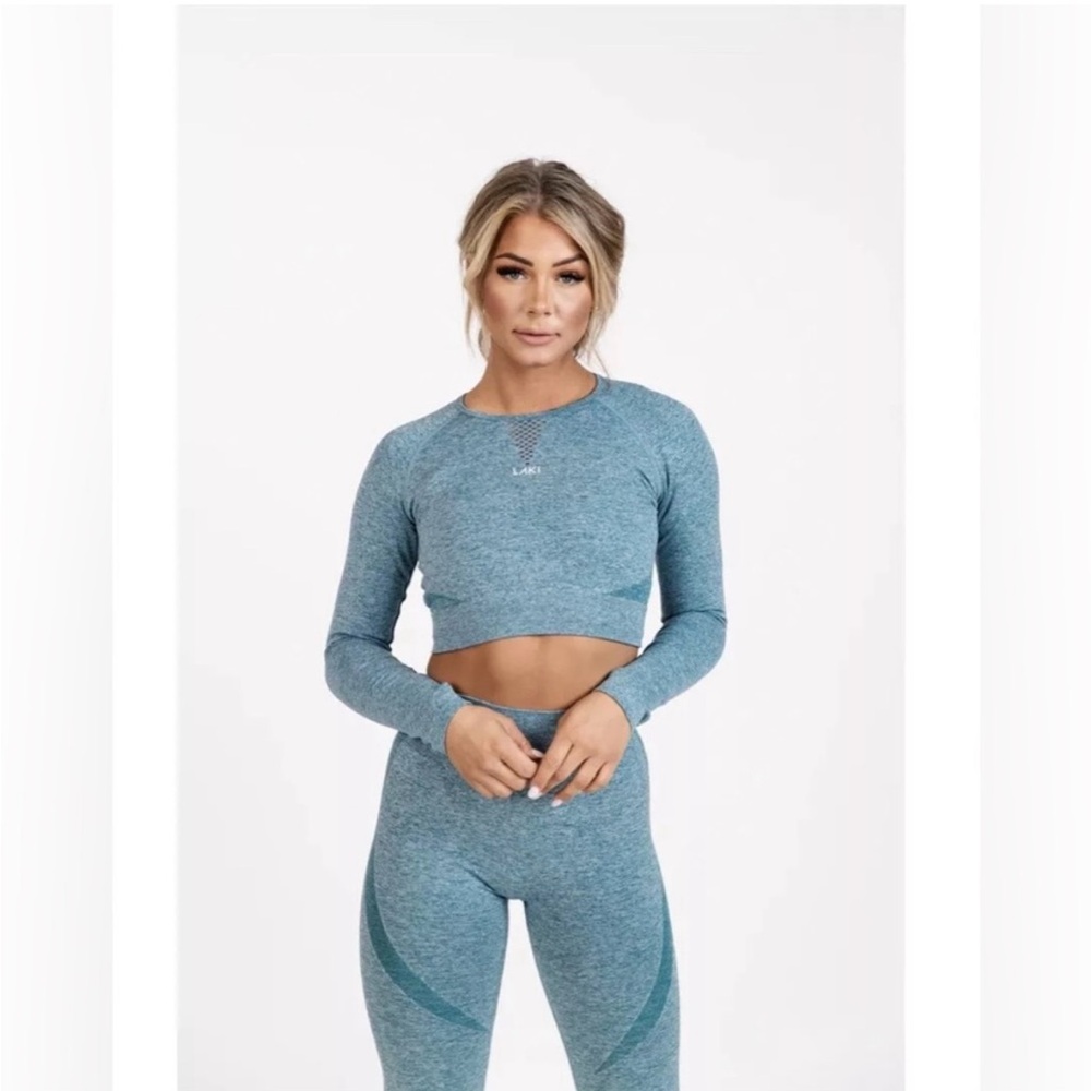 Laki Valkyrie Seamless Long Sleeve Cropped Athletic Top Women Med Blue